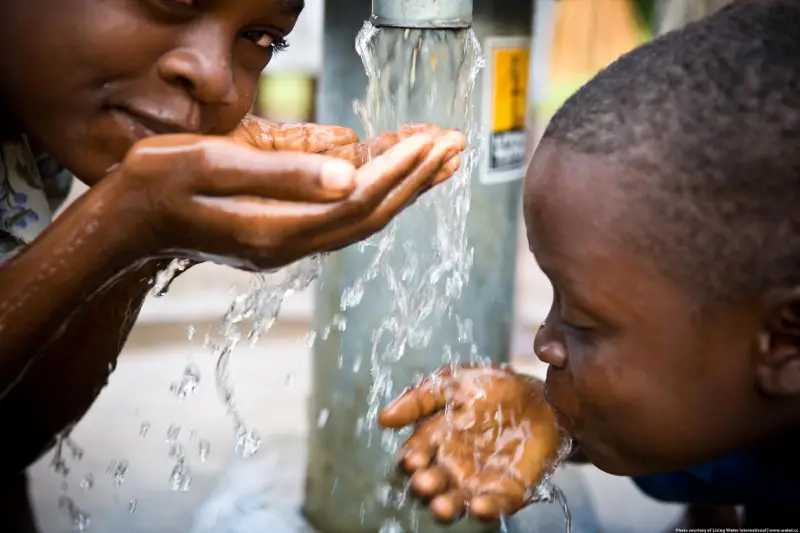children drinking tap water